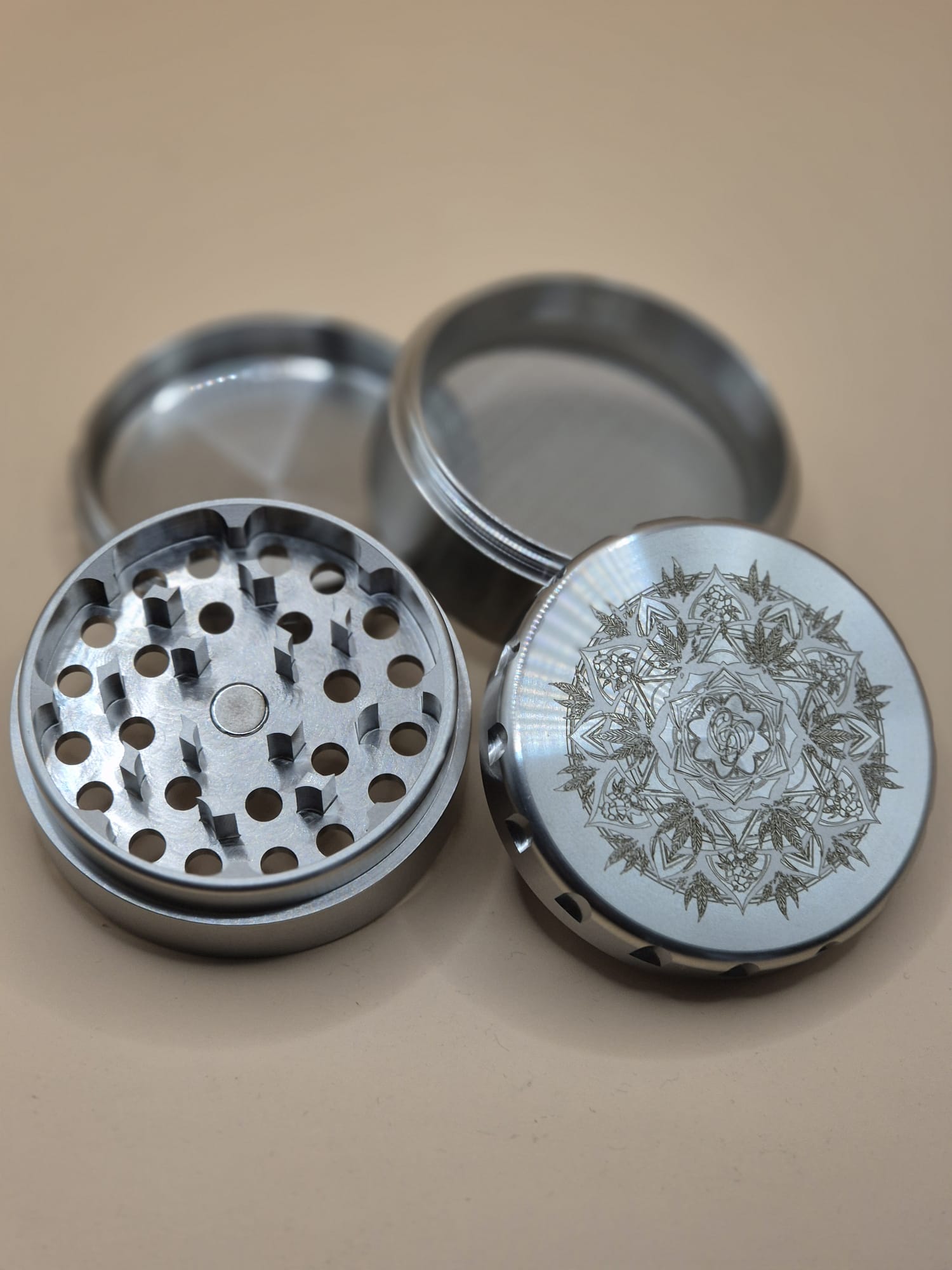 Edelstahl Grinder XXL 4-tlg. Kräutermühle Crusher - 60mm, H47mm